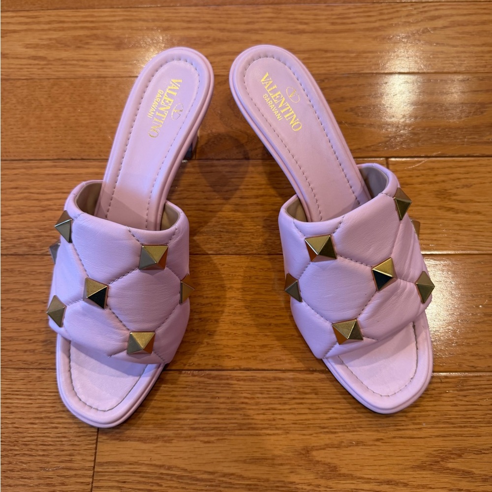 VALENTINO 💕🌸💕
Roman Stud quilted leather mules